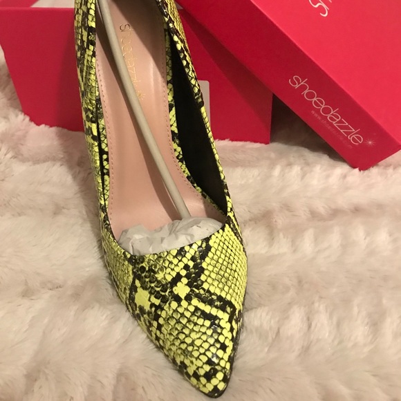 Chartreuse/Black Snakeskin pumps - Picture 3 of 5